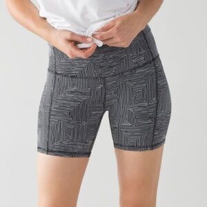 Lululemon Sz 4 Wunder Short 5" In Maze Jacquard White Black *Luon
